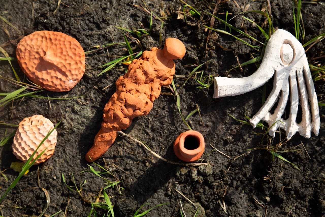 Sculpturen gemaakt van klei uit de Lutkemeerpolder