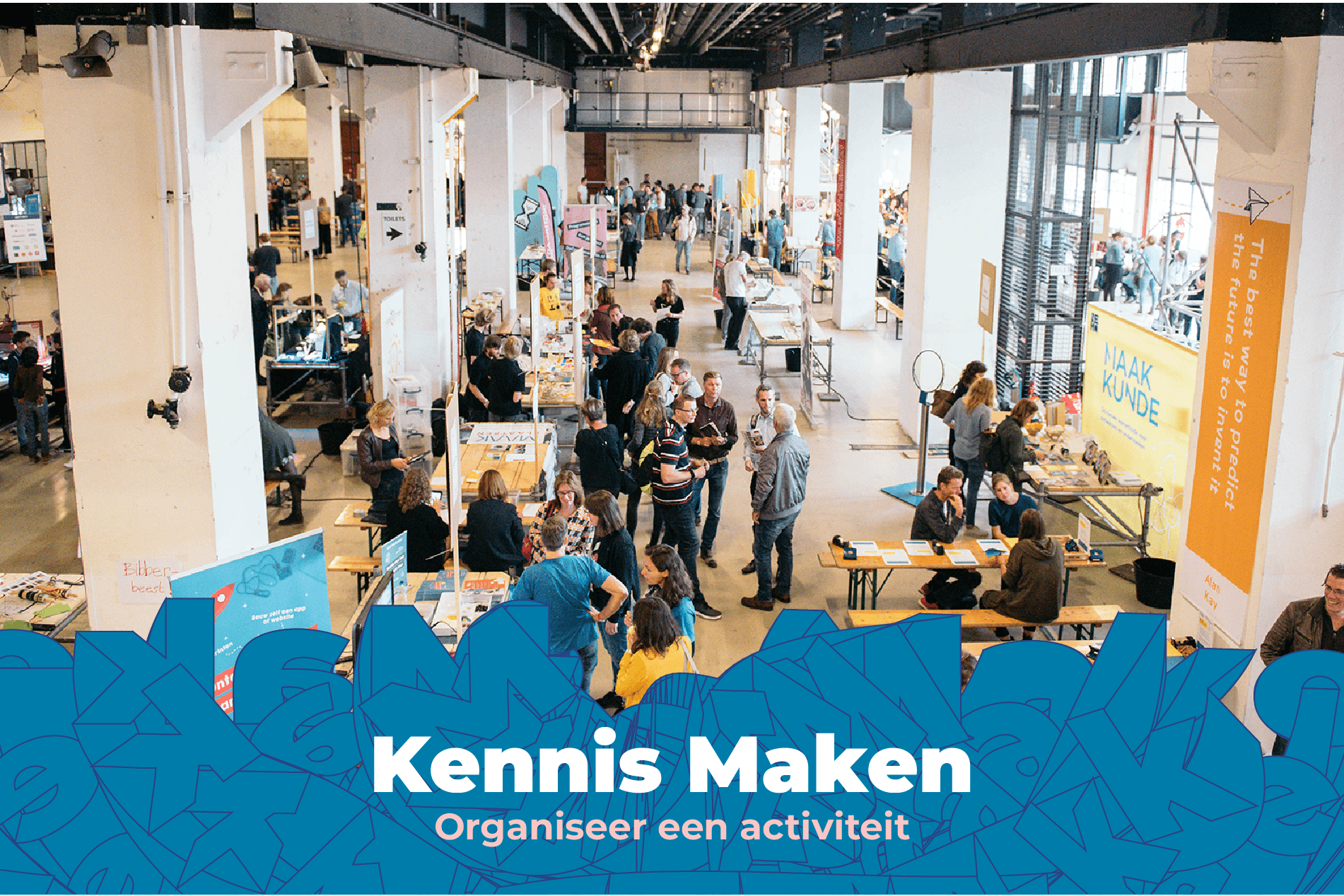 Foto vanuit vogelperspectief van een ruimte met mensen die met elkaar praten of rondom een tafel een activiteit doen. Onderaan de foto is een grafisch beeldmerk van blauwe letters. In het midden van het beeldmerk staat 'Kennis Maken' met daaronder 'Organiseer een activiteit'.