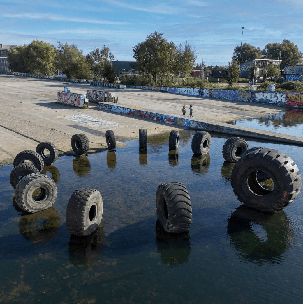 All the tyres from Iceland is gemaakt van gebruikte autobanden, geplaatst in een circel op de Y-helling van NDSM-werf.